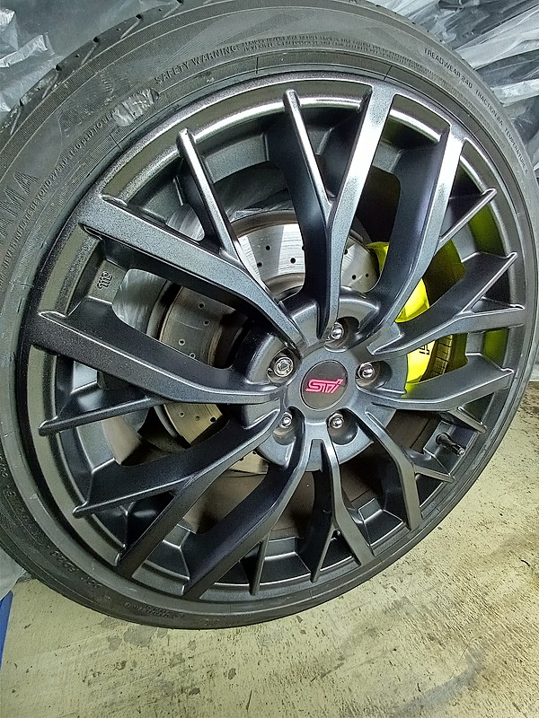 東京都練馬区からWRX STiご来店！純正ガンメタホイールのガリ傷を外さ