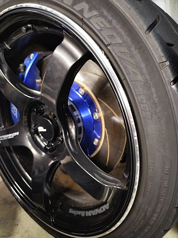 GR86ご来店！ADVAN Racing TC-4 ブラックガンメタリックのガリキズ2本