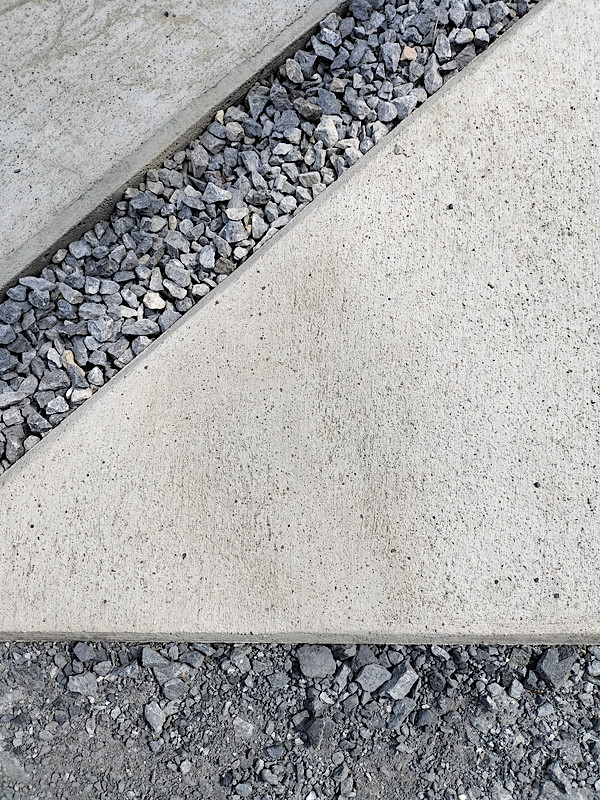 割れやすい三角形土間コンクリートのひび割れをエポキシ樹脂で補修し