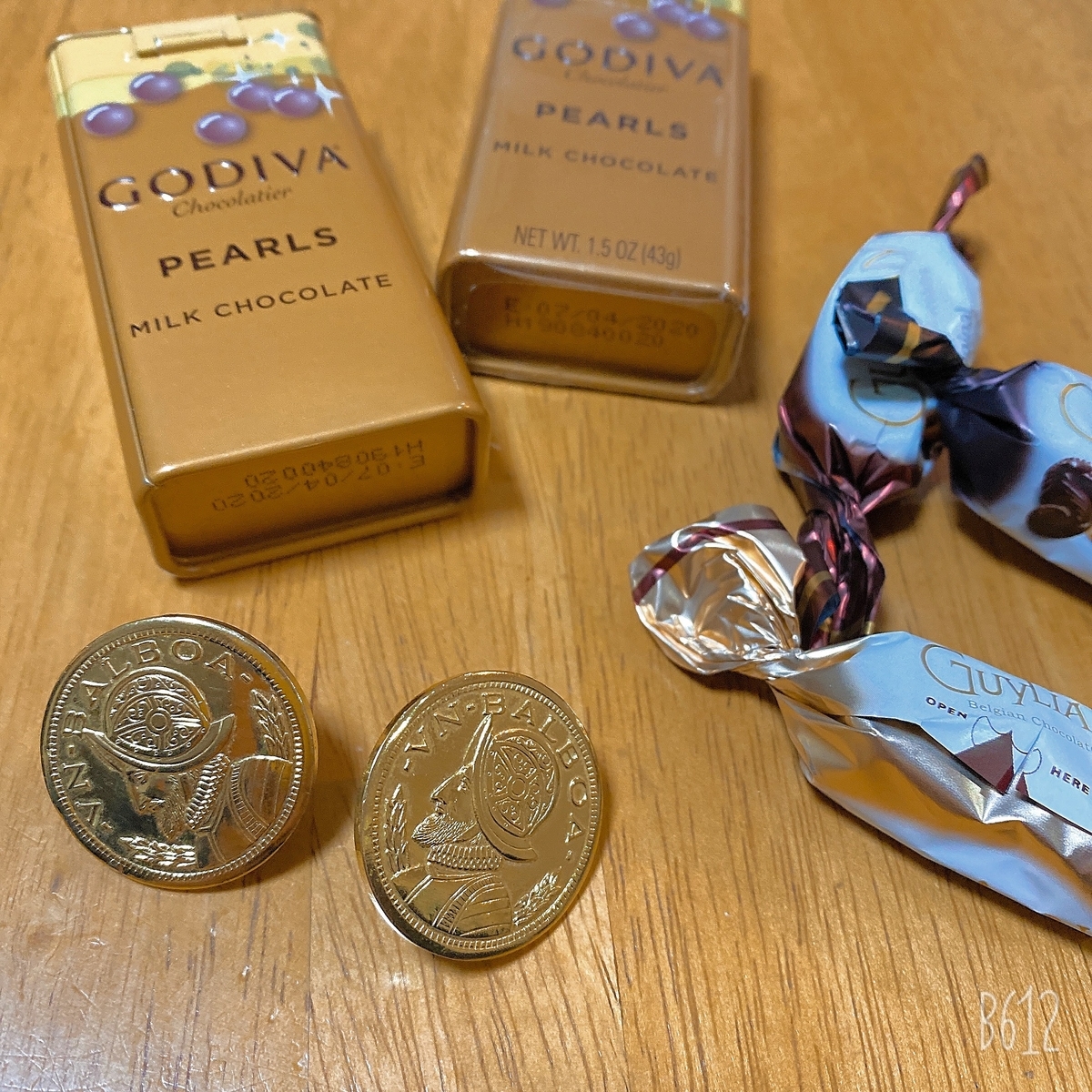 チョコレートとコインのようなイヤリング