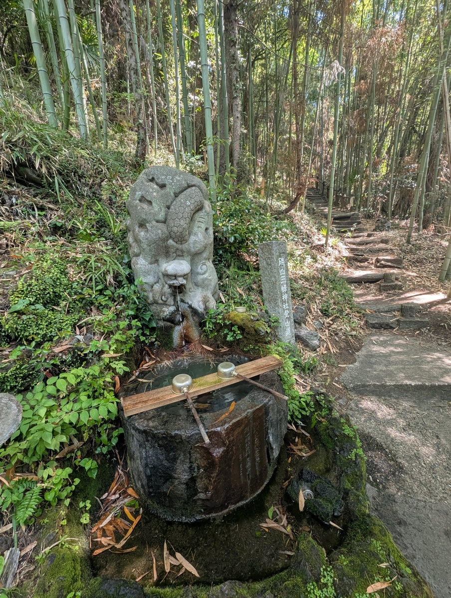 朱塗り三層楼の舞台造り 白蛇信仰のパワースポット磯山辯財天 | 旅