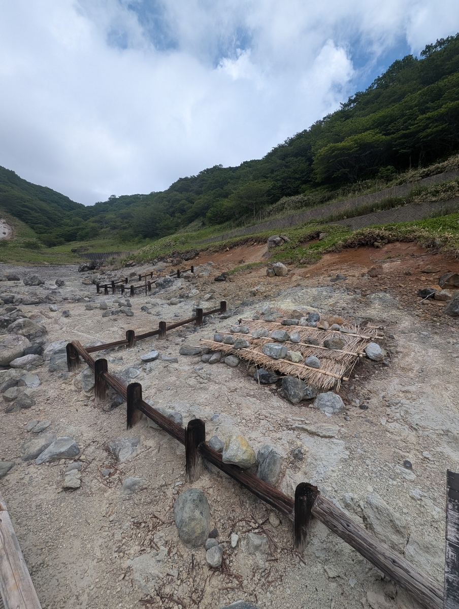 殺生石・賽の河原 九尾の狐伝説が残る巨大岩 | 旅−akihirog