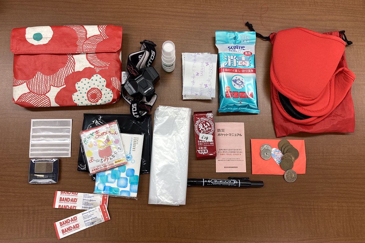 芸人 防災士の赤プルさんが防災ポーチに入れるもの ポーチでオッケー Bousai さくマガ 芸人 防災士の赤プルさんが防災ポーチに入れるもの ポーチでオッケー Bousai さくマガ