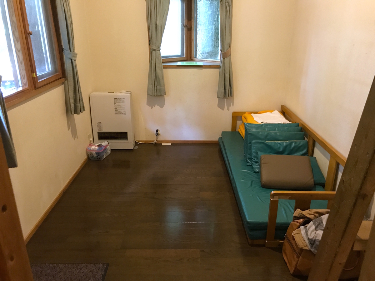 PICA富士吉田キャンプ場コテージテラス部屋の中