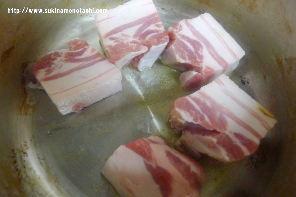 ザワークラウトと豚バラの煮込み:豚肉を焼く
