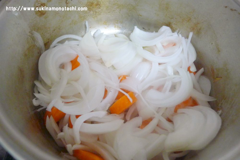 ザワークラウトと豚バラの煮込み:野菜を炒める