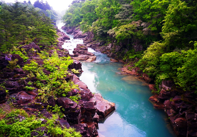 厳美渓で感動体験 奇岩 エメラルドグリーンの水 山の緑が超絶景 厳美渓で感動体験 奇岩 エメラルドグリーンの水 山の緑が超絶景