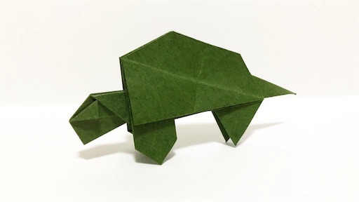 カメ さくbは折り紙を折っている カメ さくbは折り紙を折っている