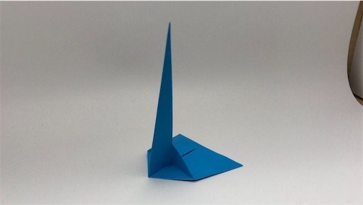 折り紙作品用スタンド - さくBは折り紙を折っている