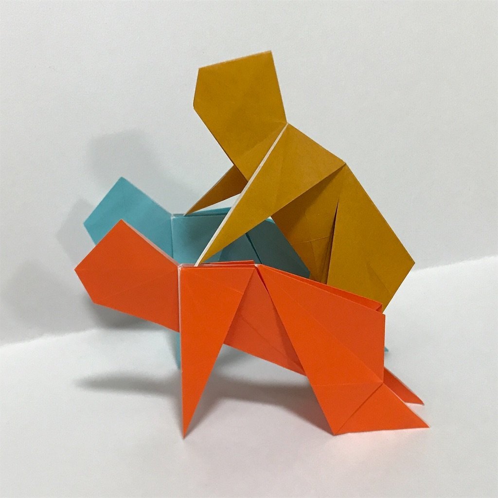 組体操の折り方 - さくBは折り紙を折っている