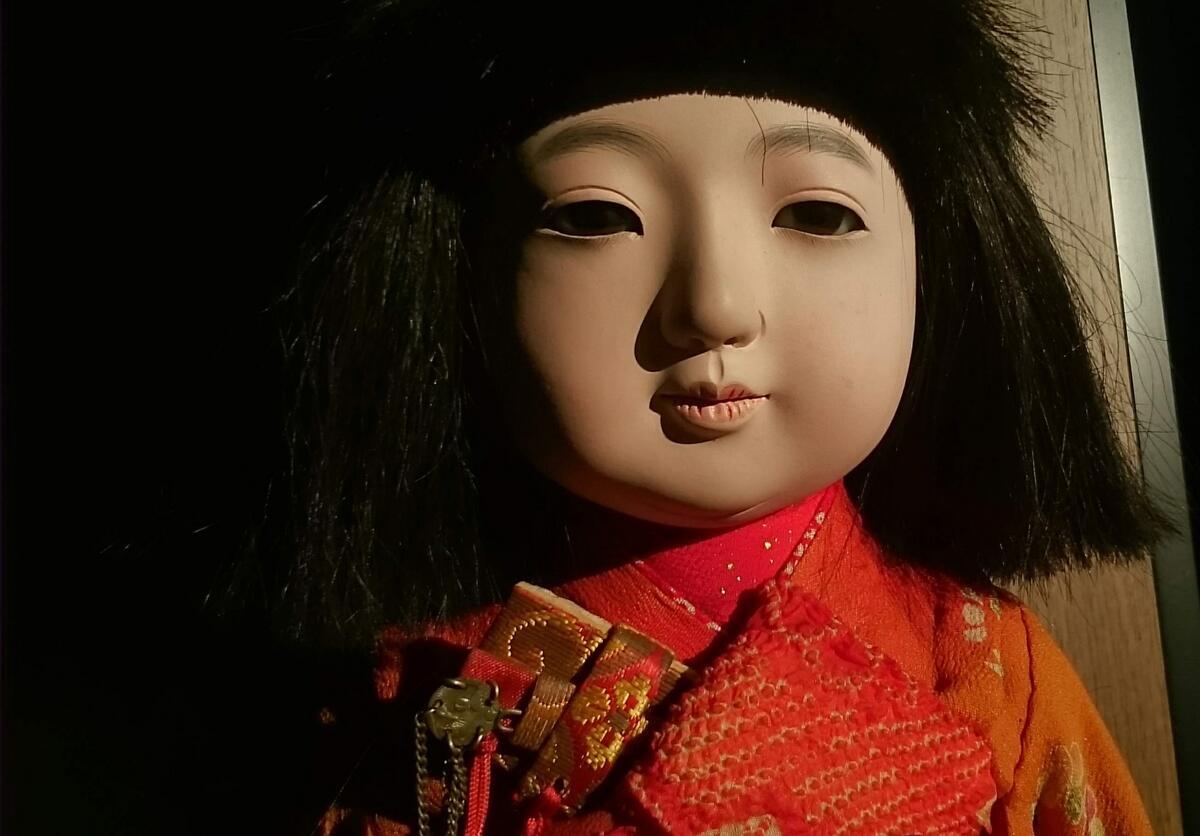人形の顔 - 硝子の瞳と猫と