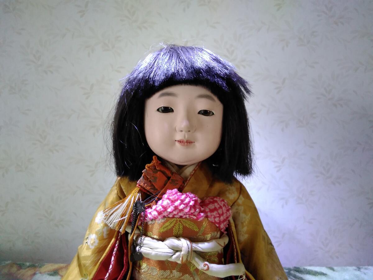 人形の顔 - 硝子の瞳と猫と