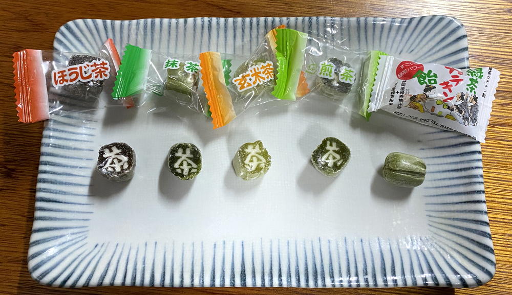 馬場製菓の「茶」の文字が入った茶飴[106]