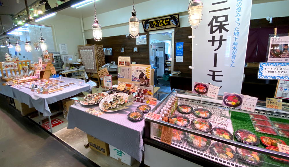 『ふかくら』清水魚市場の魚惣菜店で三保サーモンのおにぎり! 静岡市観光&グルメブログ『みなと町でも桜は咲くら』 『ふかくら』清水魚市場の魚惣菜店で三保サーモンのおにぎり! 静岡市観光&グルメブログ『みなと町でも桜は咲くら』
