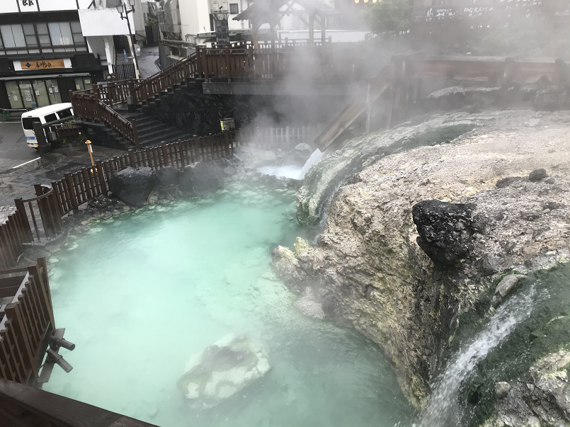 草津温泉の湯畑 温泉まんじゅう食べ歩いて無料の足湯楽しんで大満足 ゆらゆら まったり 草津温泉の湯畑 温泉まんじゅう食べ歩いて無料の足湯楽しんで大満足 ゆらゆら まったり