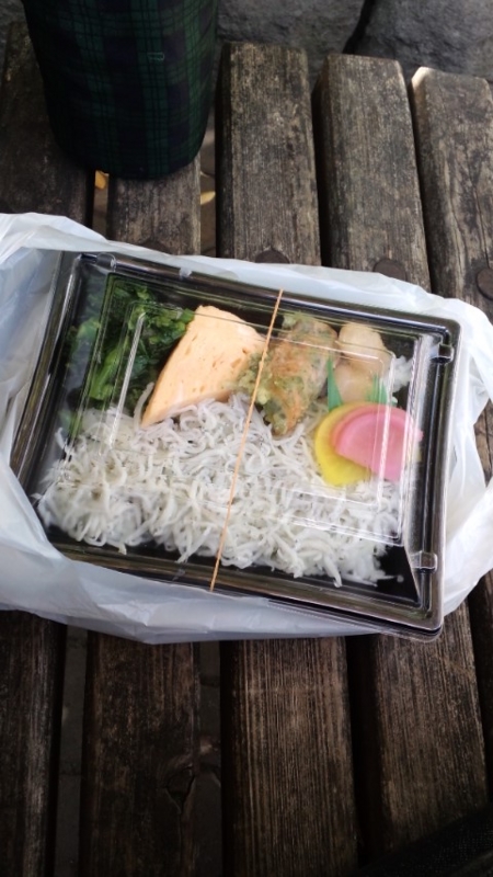 お昼に食べたしらす弁当