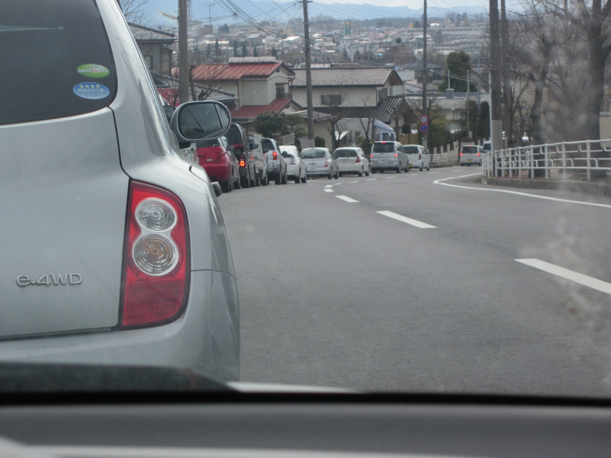 給油を待つ車列