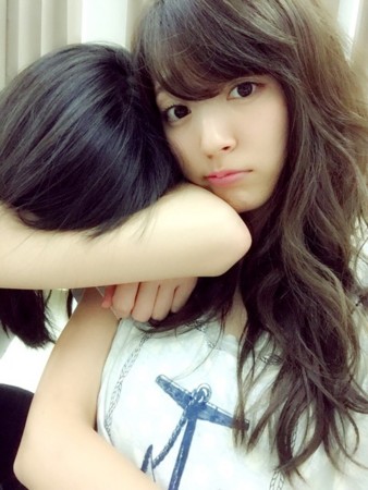 鈴木愛理さんに寄りかかる矢島舞美さん スマイル０円