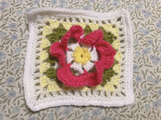 立体花モチーフ(値下げ) アシェット／かぎ針で編む立体花モチーフ4号〜ツルバラ〜完成