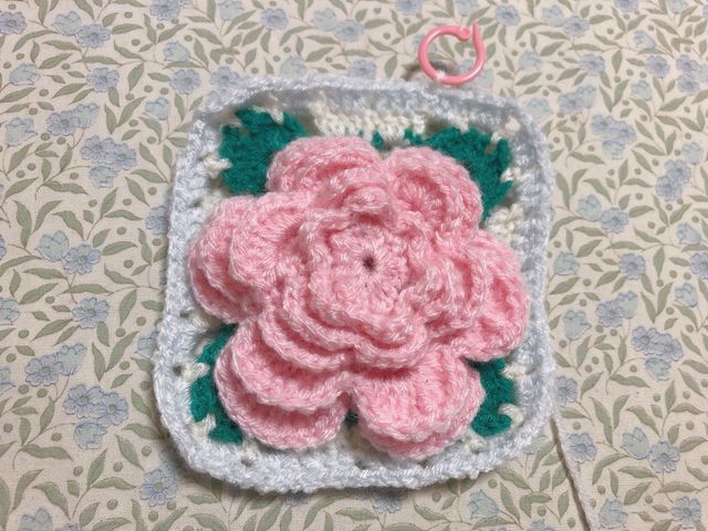 アシェット／かぎ針で編む立体花モチーフ8号～オトメツバキ～→完成