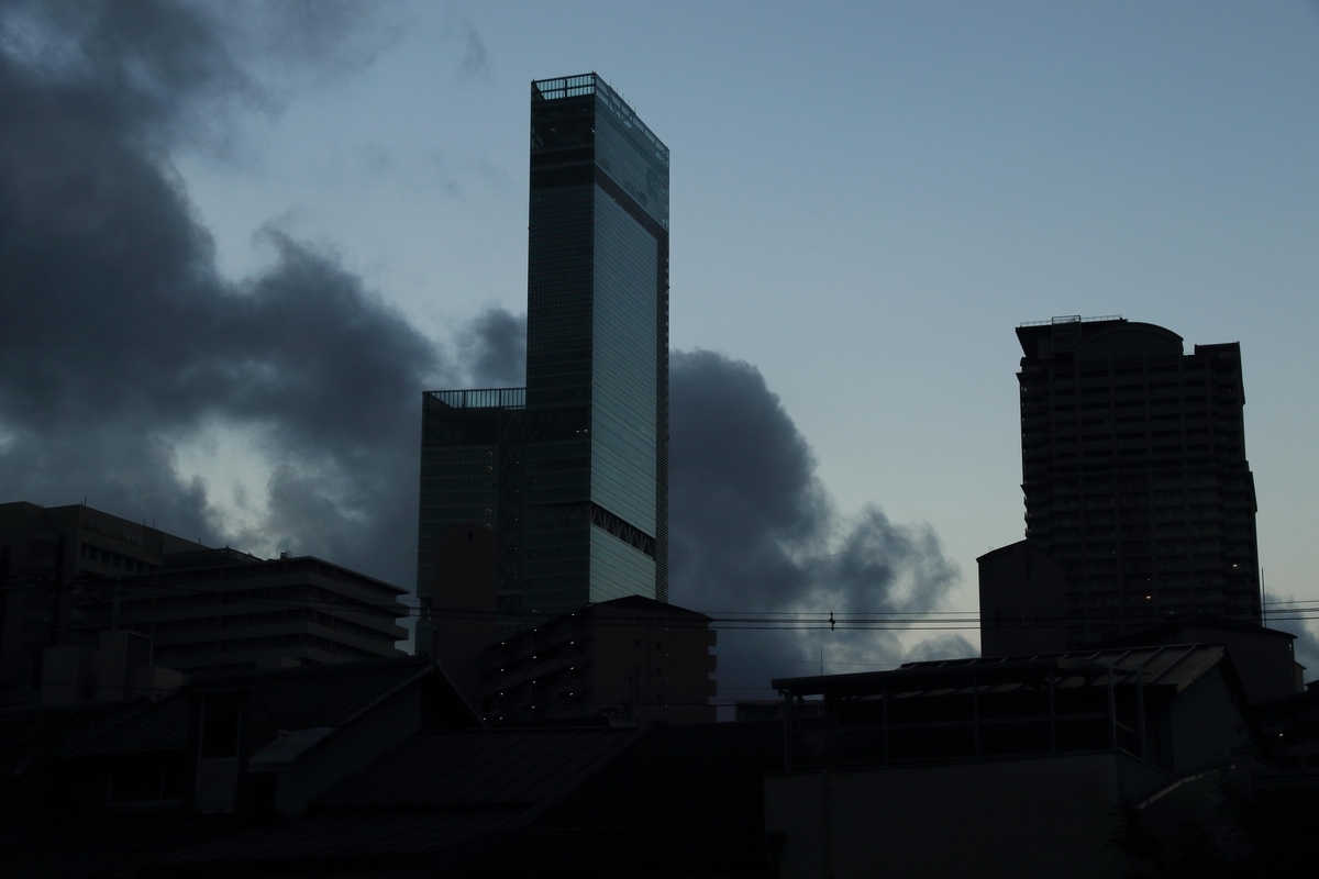 頑なに染まらない雲 - 還暦のカメラ小僧・三好学生のフォトライフin大阪