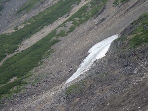 肩の小屋横の大雪渓