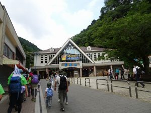 いよいよ出発、ケーブル駅の脇より登る