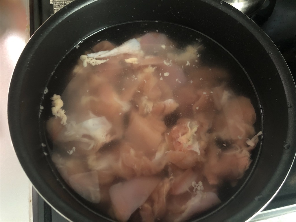 鶏モモ肉をお鍋に入れて煮だします