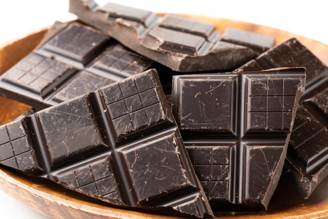 木の皿に盛り付けられたチョコレート
