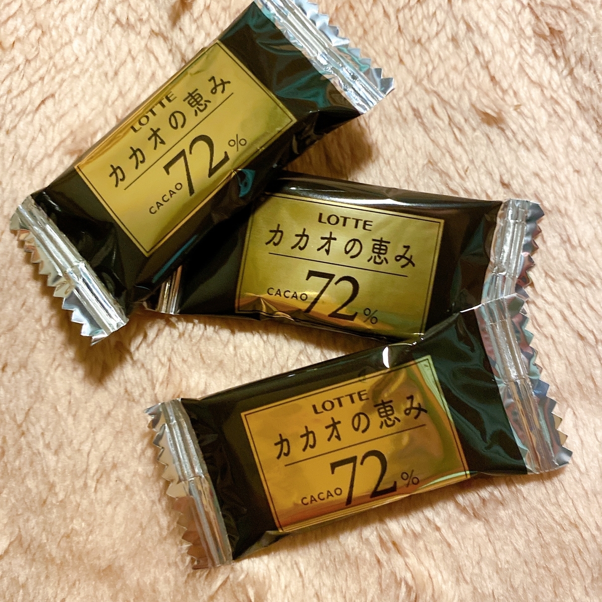 開封して個包装されたチョコレート3つ取り出す。