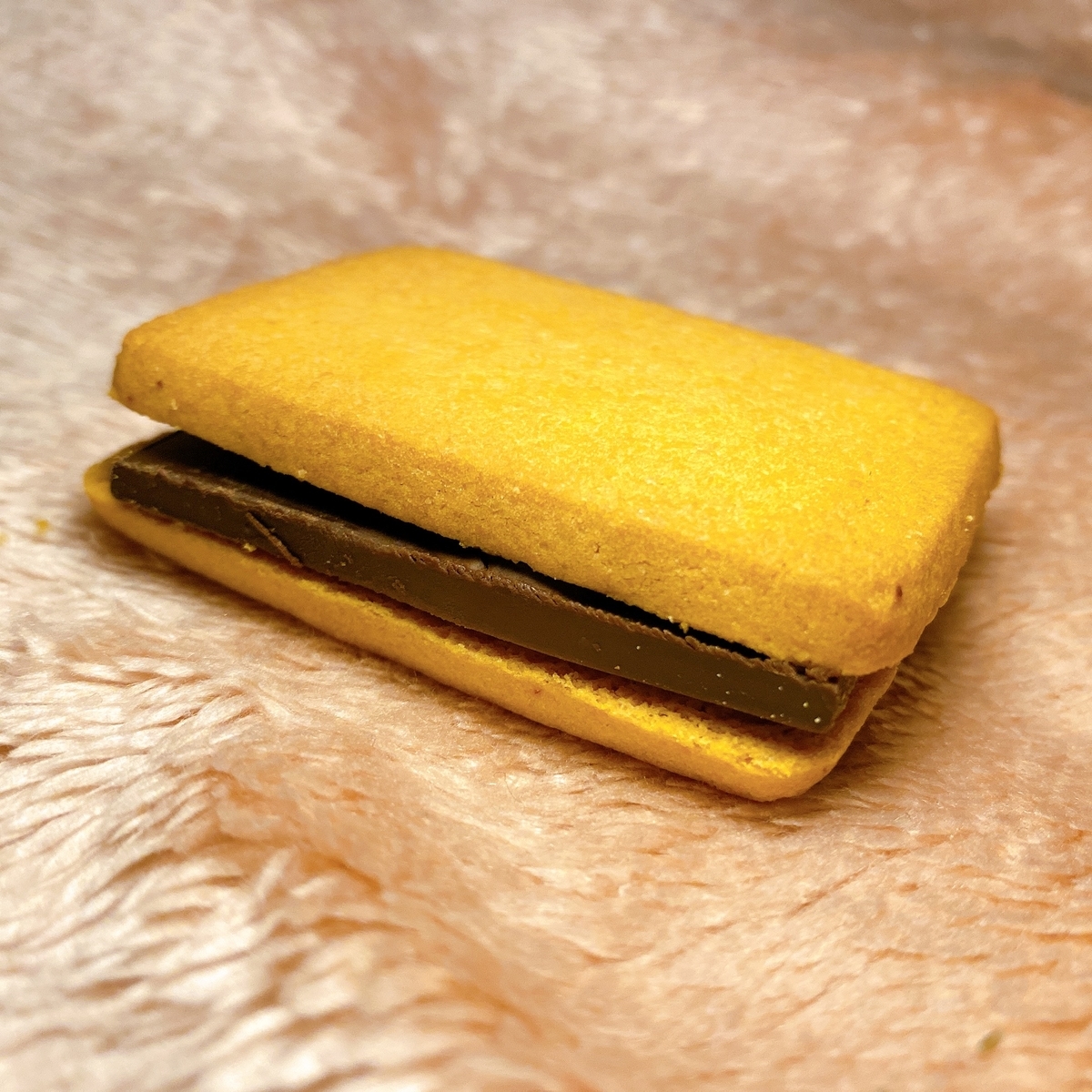 個包装されていた板チョコサンドの1個を開封