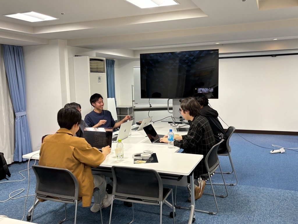 チームで集まって談笑しながら作業を進めている様子