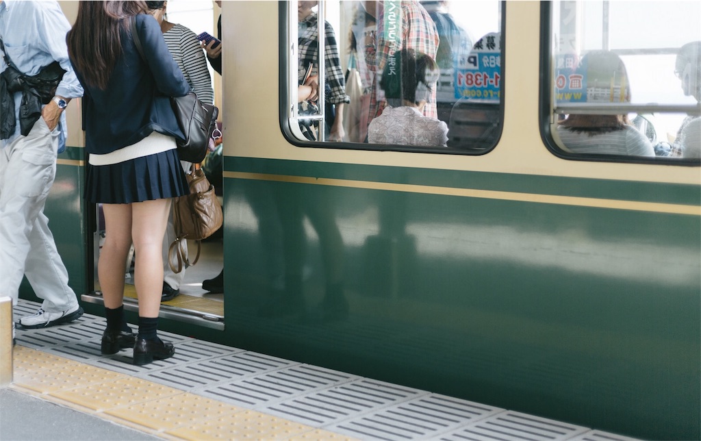 最近の女子高生靴下短すぎると感じた私はおばさんですか ムダ毛処理大変じゃないですか まんまるomaru