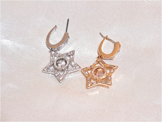 頂き物ですが使用予定が無いため スワロフスキー出品致しました。 頂き物