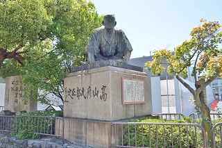 高山彦九郎像 土下座像 の正体 京都旅行のオススメ 高山彦九郎像 土下座像 の正体 京都旅行のオススメ