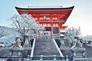 清水寺　雪景色　額入り 雪の清水寺[26121009821]の写真・イラスト素材｜アマナイメージズ