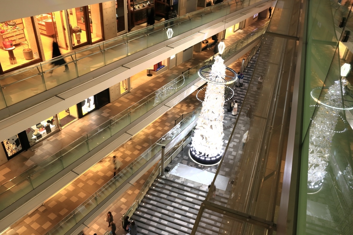 表参道ヒルズ　吹き抜け大階段のクリスマスツリー