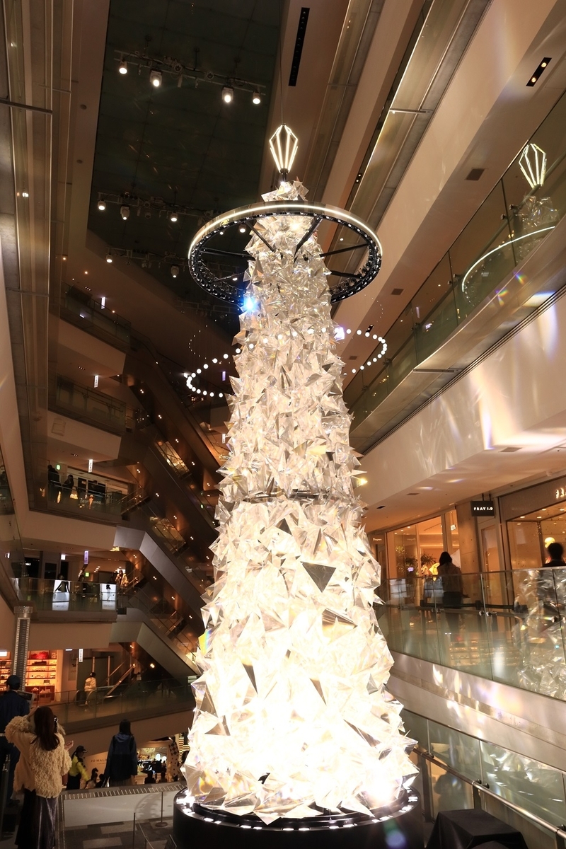 表参道ヒルズ　吹き抜け大階段のクリスマスツリー