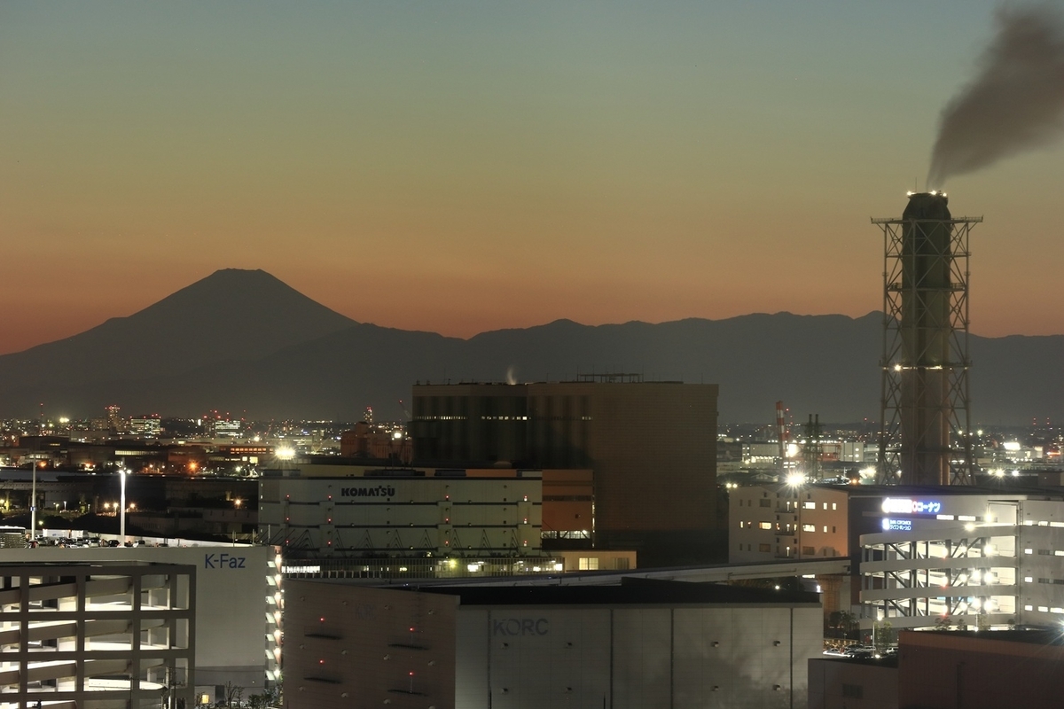 富士山をバックに川崎工場地帯を撮る　撮影日時：2026:02:03 17:45:00 ISO感度：400 露出時間：6 (6/1) 秒 露光補正値	0 EV 絞り：f/10 焦点距離：100 mm