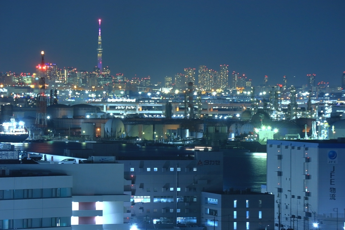 望遠で東京スカイツリーの方向を撮る　撮影日時：2026:02:03 18:07:06　 ISO感度：400　 露出時間：4 (4/1) 秒 　露光補正値：0 EV 　絞り：f/9　 焦点距離：175 mm