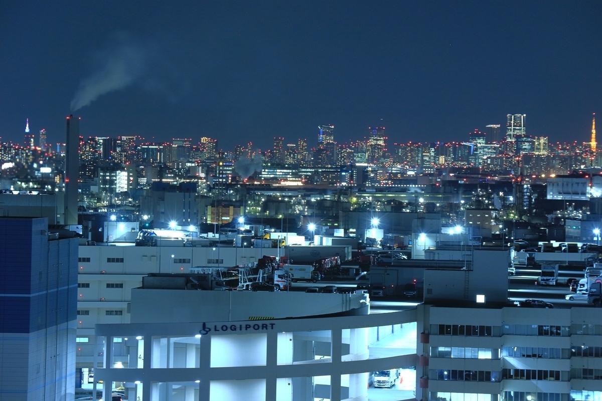 望遠で東京タワーの方向を撮る　撮影日時：2026:02:03 18:09:32　 ISO感度：400　 露出時間：2.5 (5/2) 秒　 露光補正値：0 EV 　絞り：f/9 　焦点距離：124 mm
