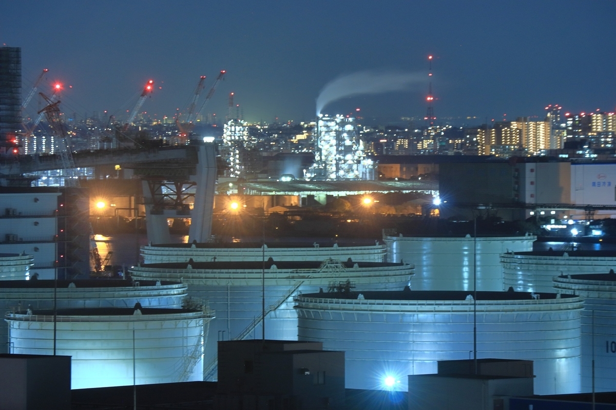 夜の工場地帯を撮る　撮影日時：	2026:02:03 18:15:14　 ISO感度：400　 露出時間：6 (6/1) 秒　 露光補正値：0 EV　 絞り：f/9　 焦点距離：170 mm