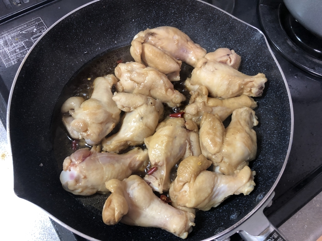 唐辛子いれた手羽元