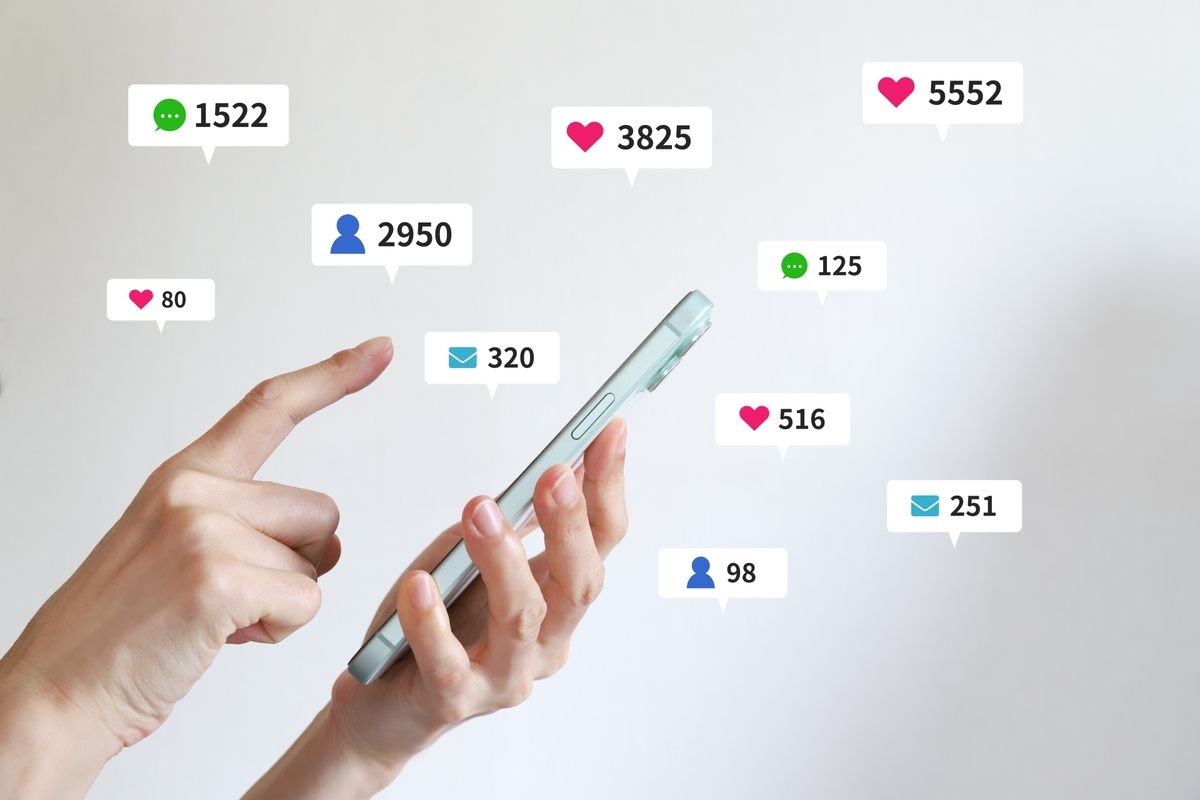 インスタの「いいね」が他の人も分かる?仕組みと非表示設定・削除方法