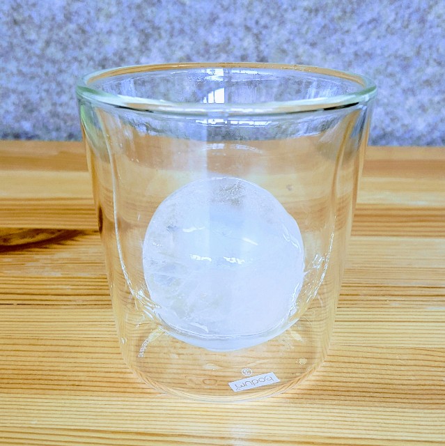 ダイソー 丸い氷を簡単に作る製氷皿 いつものドリンクが変身 でか丸氷が高級感を演出する Ventana