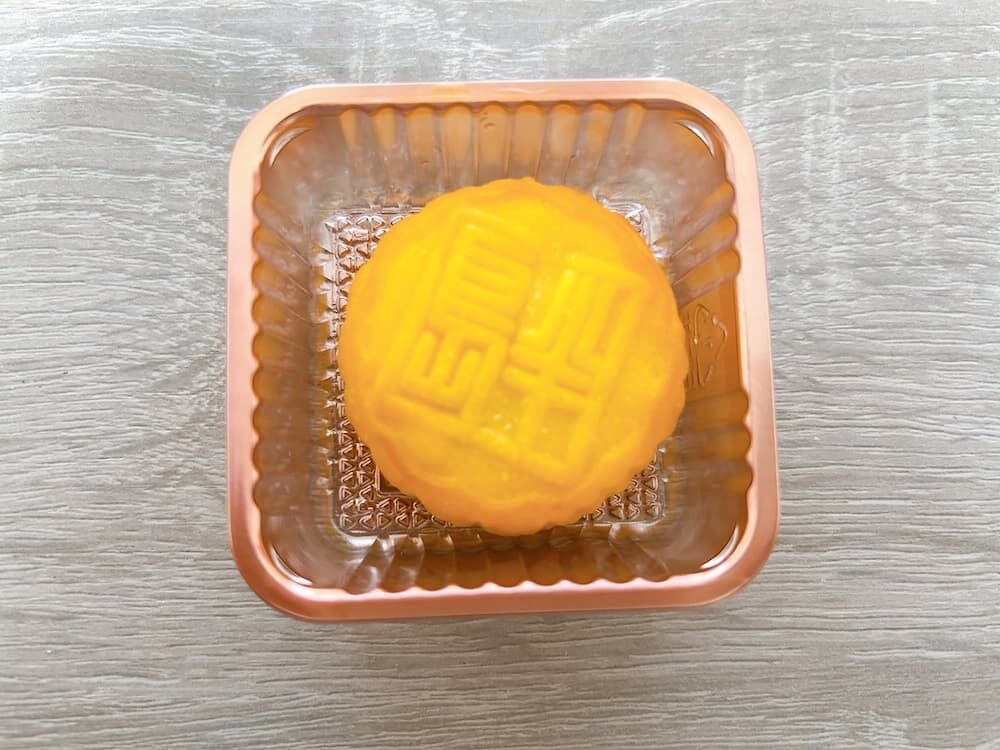 ☆10/4までの出品ペニンシュラミニ月餅（エッグカスタード＆蓮の実