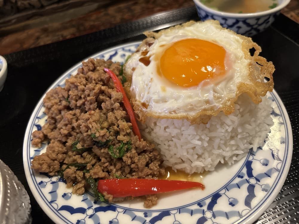 世界の料理タイ編：パッカパオ＆ケンキョカイ～ 人気店でいただく
