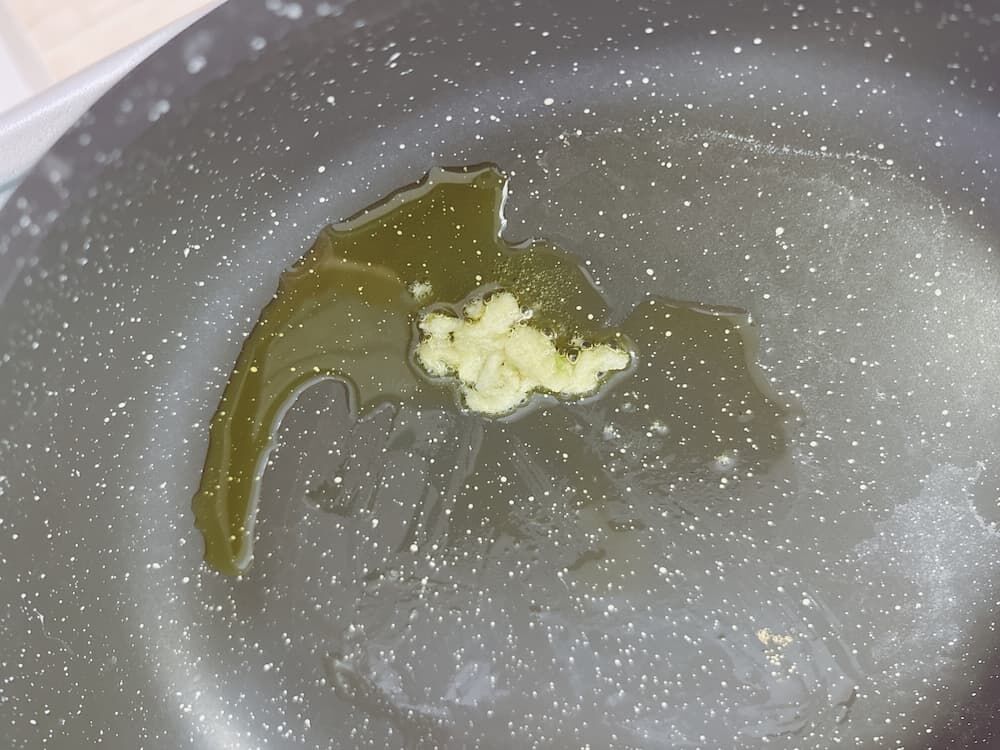 おろしたニンニクを炒めているところ