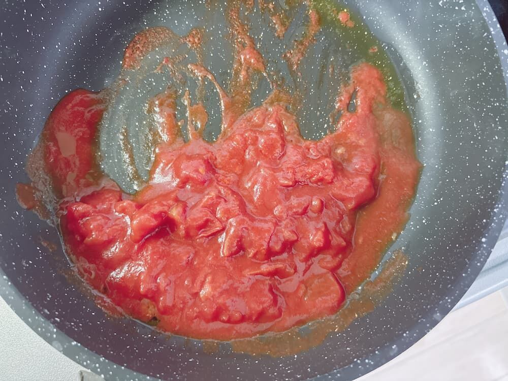 トマト缶を加えたところ