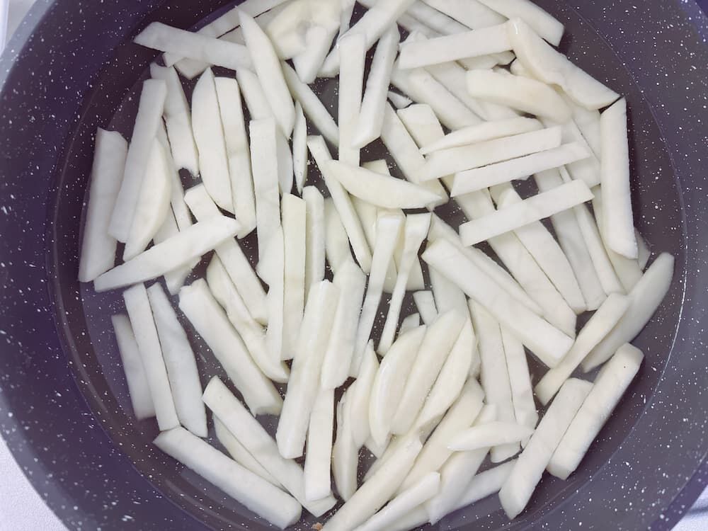 ポテトを水にさらしているところ